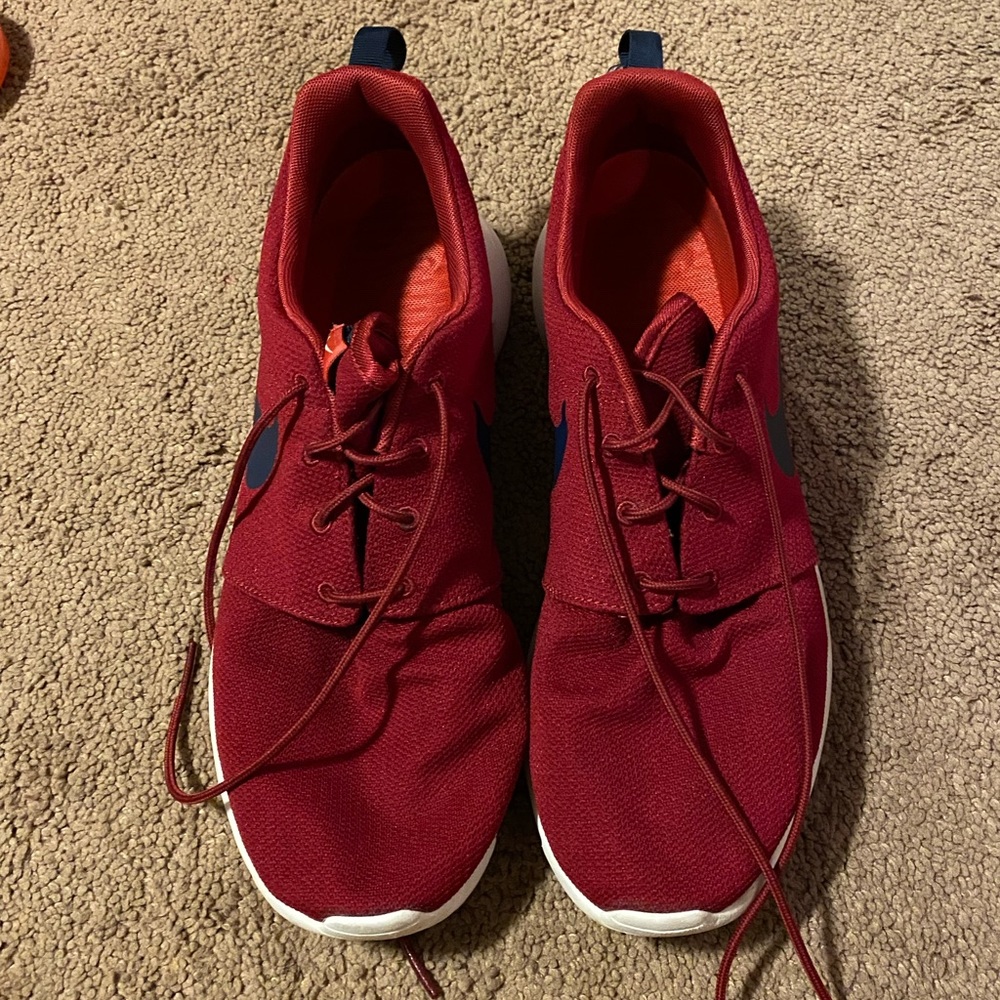 Mens Sneakers - Nike Roshes